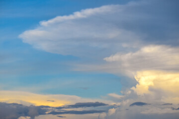 Obraz premium Beautiful and dreamy blue sky with stunning cloud formation. 