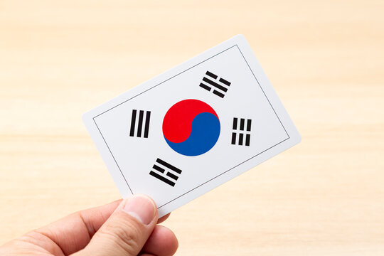 韓国の国旗カードを持つ手