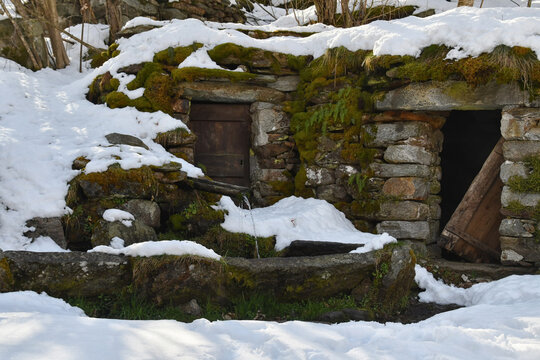 vedute di Fondo in Valchiusella,piccolo borgo antico.