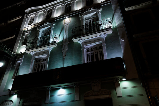 Arquitectura modernista de la Casa del Pavo con iluminaci&oacute;n nocturna de alto contraste en Alcoy el 2 de abril de 2026, Espa&ntilde;a