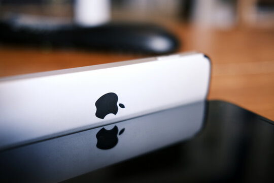 Gros plan sur le logo d&rsquo;Apple. T&eacute;l&eacute;commande Apple TV.