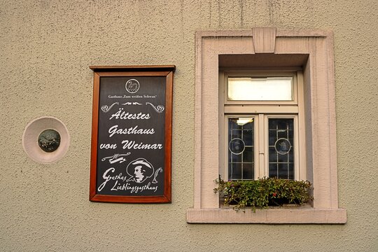 weimar, deutschland - gasthaus zum wei&szlig;en schwan, das &auml;lteste lokal von weimar