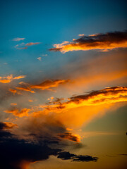 Fototapeta premium Von der Abendsonne angestrahlte Wolken