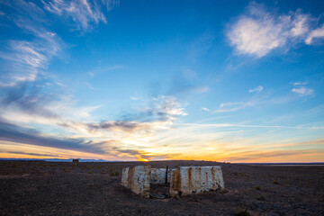 Obraz premium Old damaged farm huts in the arid Tankwa Karoo at sunset