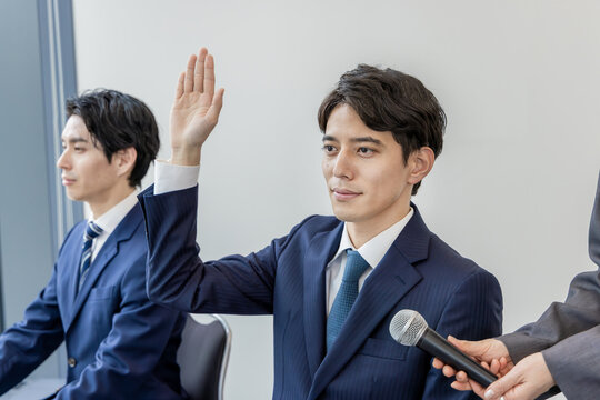 企業側に質問をするビジネスグループ　キャリア　中途採用