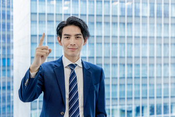 ビル背景が綺麗なオフィスで働くビジネスマン © Zoey106
