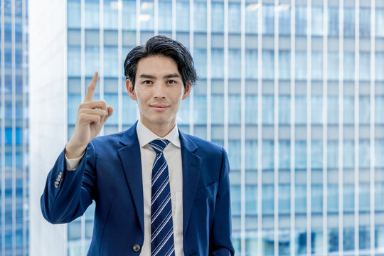ビル背景が綺麗なオフィスで働くビジネスマン