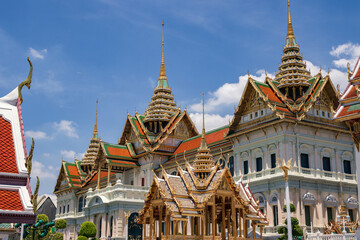 Obraz premium The majestic Grand Palace and Wat Phra Kaew temple complex in Bangkok, Thailand.
