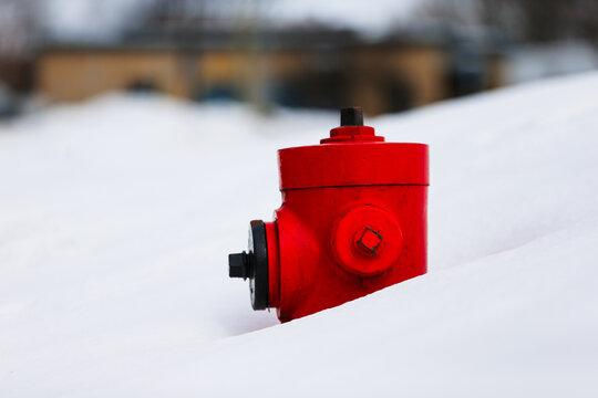 Borne d'incendie rouge sous la neige en hiver, Qu&eacute;bec, Canada.