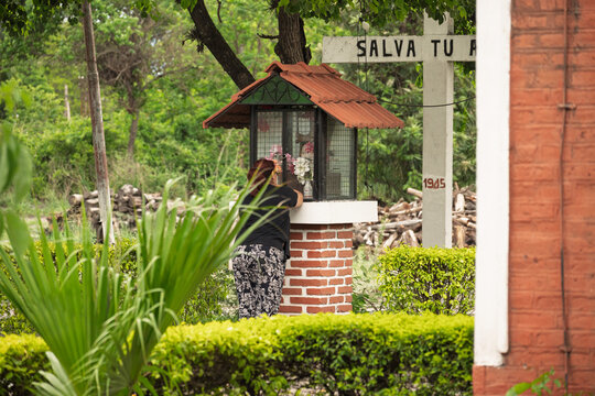 Mujer en oraci&oacute;n en un momento de recogimiento espiritual, reflejando devoci&oacute;n, calma interior y conexi&oacute;n personal con la fe en un entorno &iacute;ntimo
