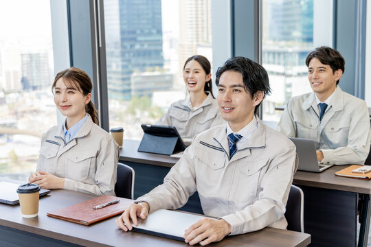 セミナーイメージ　作業服を着たスタッフ