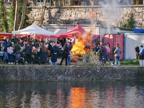 Osterfeuer am Alsterkanal in Hamburg-Ohlsdorf