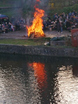 Osterfeuer am Alsterkanal in Hamburg-Ohlsdorf