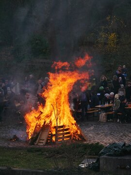 Osterfeuer am Alsterkanal in Hamburg-Ohlsdorf
