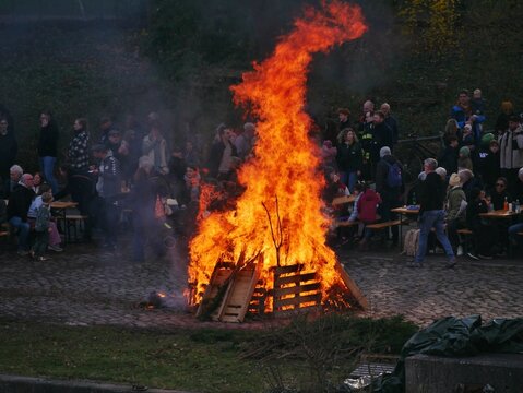 Osterfeuer am Alsterkanal in Hamburg-Ohlsdorf