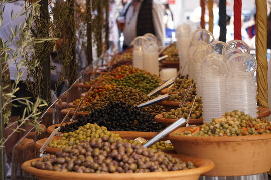 puesto de aceitunas en mercado en Espa&ntilde;a