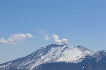 火口から煙を吐く浅間山　嬬恋村から © Orange Bowl