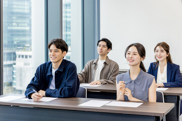 セミナー・授業に参加する男女 © Zoey106