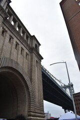 Fototapeta premium brooklyn bridge new york from below on cloudy day