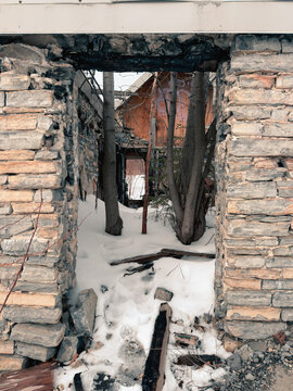 Ruines d'une vieille maison de pierre et de bois en hiver. Maison ancestrale incendi&eacute;e. Qu&eacute;bec, Canada.