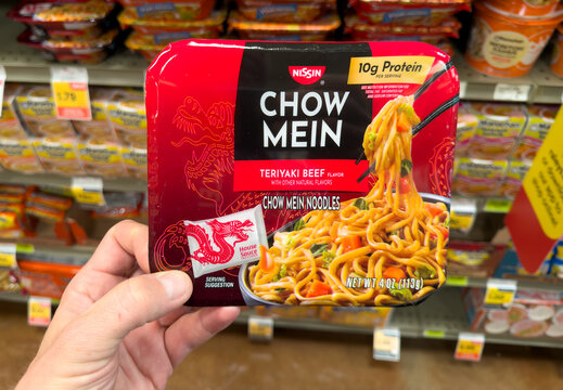 Nissin Chow Mein Teriyaki Beef Noodles Package Held In Grocery Store Aisle