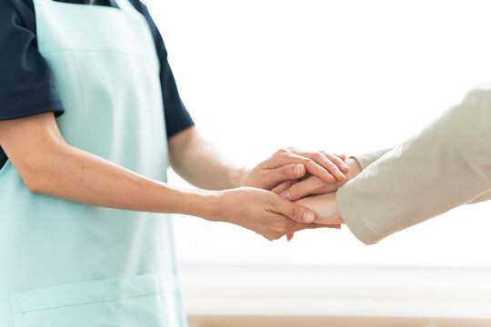 介護・福祉・医療のイメージ、手のひらのぬくもりと心のサポート