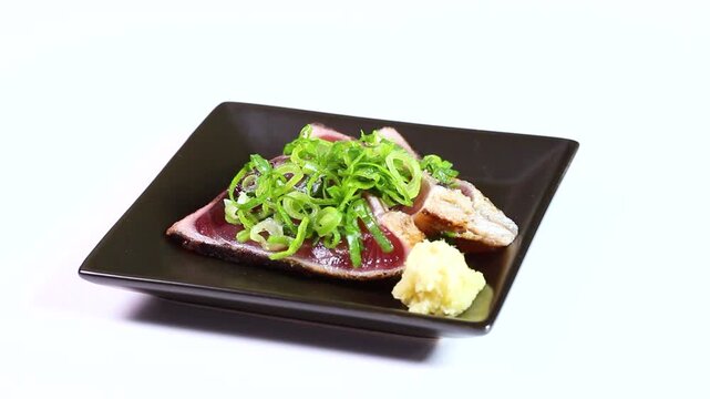 皿に盛ったカツオのたたき　回転