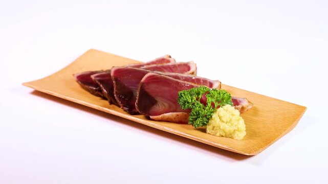 竹皿に盛ったカツオのたたき　回転