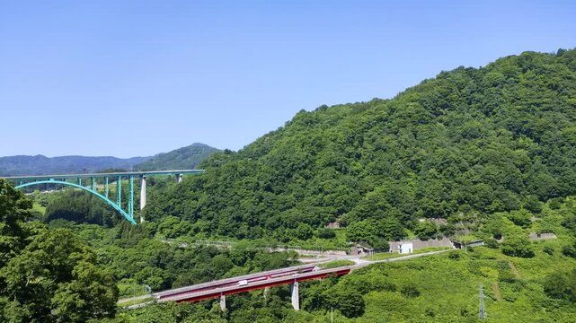 東北・山形県の山形自動車道の高架橋と国道112号