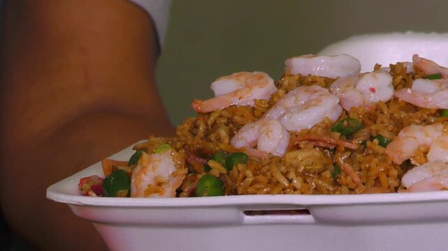 Arroz chino con pollo y camar&oacute;n