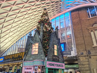 Fototapeta premium Harry Potter Christmas tree display with Honeydukes shop at King's Cross Station Western Concourse