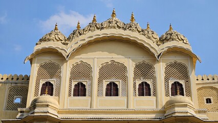 Naklejka premium Symmetrical architectural design of the Hawa Mahal facade in Jaipur, Rajasthan.