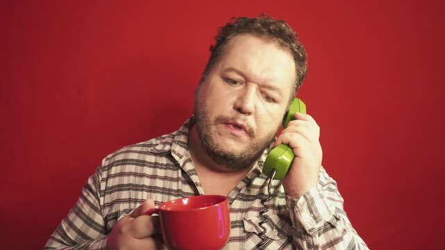 A man swears and argues with his interlocutor