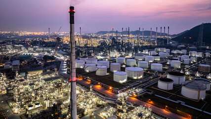 Obraz premium Aerial view Oil and Gas refinery plant at night, Global business energy logistic transportation, Oil and gas refinery petrochemical industrial, Petrochemical refinery industrial energy supply chain.