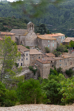Minerve, village m&eacute;di&eacute;val perch&eacute; sur un &eacute;peron rocheux au c&oelig;ur des gorges dans l&rsquo;H&eacute;rault, paysage panoramique du sud de la France entre falaises, v&eacute;g&eacute;tation et relief en Occitanie