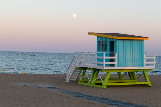 Le Barcar&egrave;s, cabane de plage sur le sable au coucher du soleil avec la pleine lune au-dessus de la mer M&eacute;diterran&eacute;e, ambiance paisible du littoral dans les Pyr&eacute;n&eacute;es-Orientales, Occitanie, France