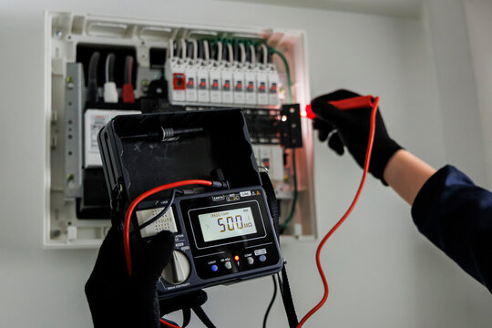 分電盤の絶縁抵抗測定を行う電気工事士の手元