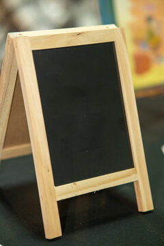 petit tableau en bois et ardoise vierge avec zone d'&eacute;criture, chevalet en bois