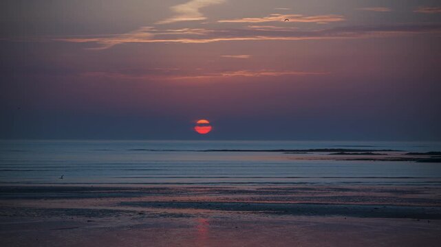 coucher du soleil du 25 fevrier 2026 au niveau de la Poulette &agrave; Coutainville avec retour d'un doris de la p&ecirc;che sous la forme d'un timelapse