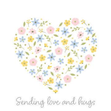 Sending love and hugs - Schriftzug in englischer Sprache - Ich sende euch Liebe und Umarmungen. Quadratische Gru&szlig;karte mit einem Herz aus pastellfarbenen Bl&uuml;ten und Bl&auml;ttern.