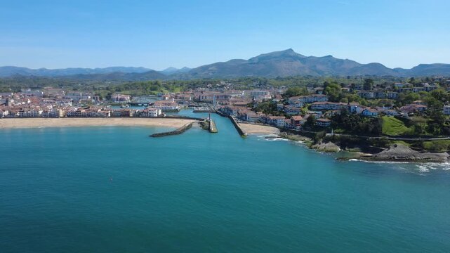 entr&eacute;e du port de saint jean de luz, saint jean de luz et ciboure dans le pays basque