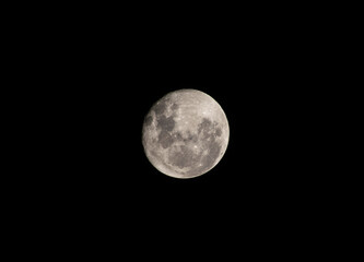 Obraz premium luna mia sacada de noche con fondo negro , donde se puede ver la textura 