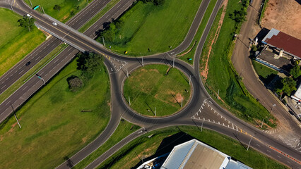 Naklejka premium An aerial view of a roundabout with multiple roads and green spaces