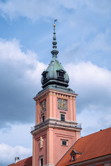 Obraz premium The Clock Tower of the Royal Castle in Warsaw against a cloudy sky with copy space