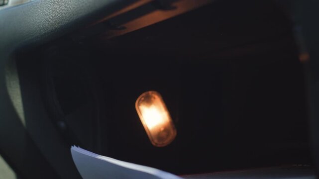 Hand opening and closing car glove compartment