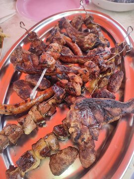 Assiette de viande grill&eacute;e savoureuse et brochettes traditionnelles