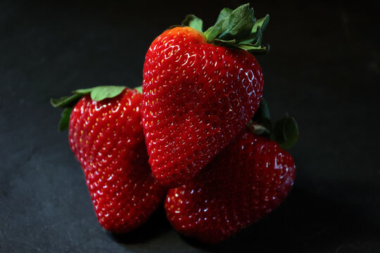 fragole su sfondo nero