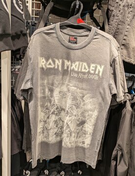 Camiseta de la banda de heavy metal Iron Maiden en tienda Primark de Madrid, Espa&ntilde;a, 27 de febrero de 2026