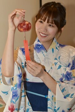 浴衣を着た若い女性