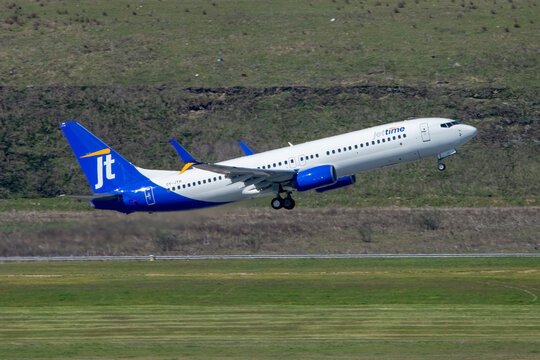 Avi&oacute;n de l&iacute;nea Boeing 737 de la aerol&iacute;nea Jettime despegando en el aeropuerto de Madrid Barajas con matr&iacute;cula OY-JYH.